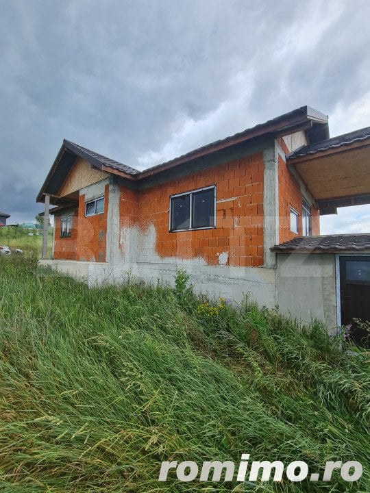 Casa la rosu, 800 mp de teren etravilan, zona Valea Fanatelor