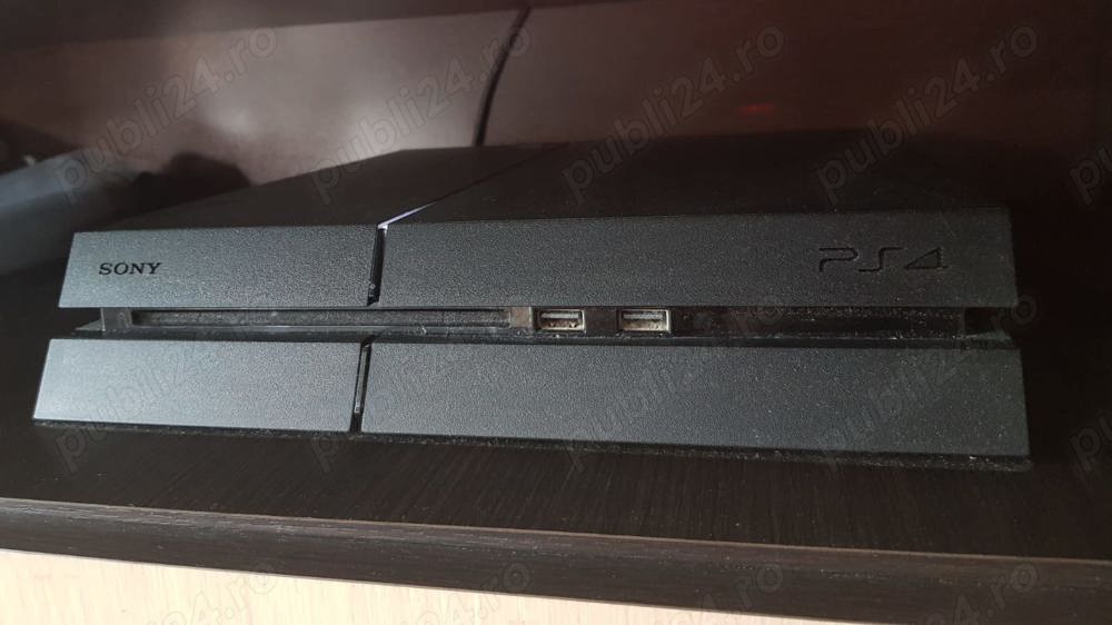 Vând play station 4
