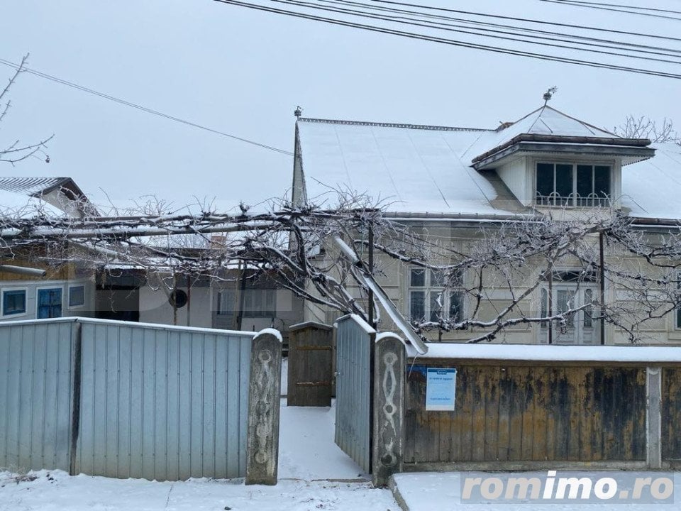 Casa si spatiu magazin, in Padureni, Siret 