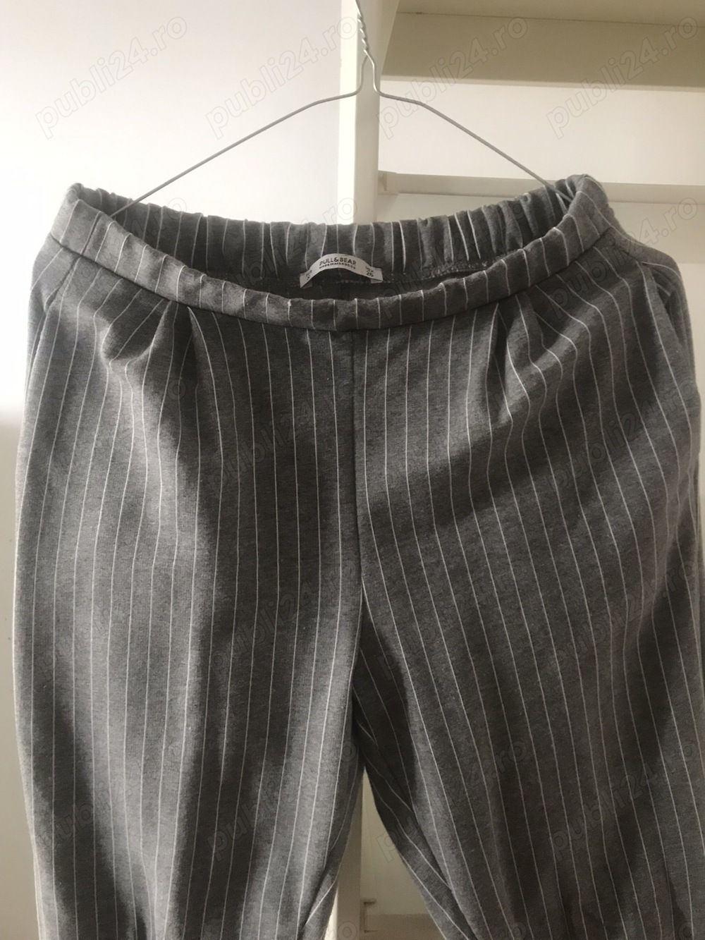 Vând pantaloni gri Pull& Bear
