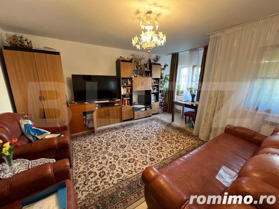 Apartament de 3 camere, decomandat,  în zona Pelendava - 1 Mai