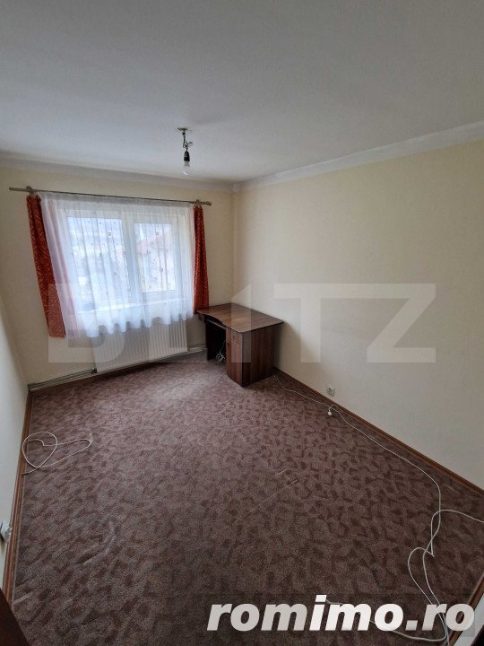 Apartament 3 camere, 65 mp, decomandat, zona Dumbrava