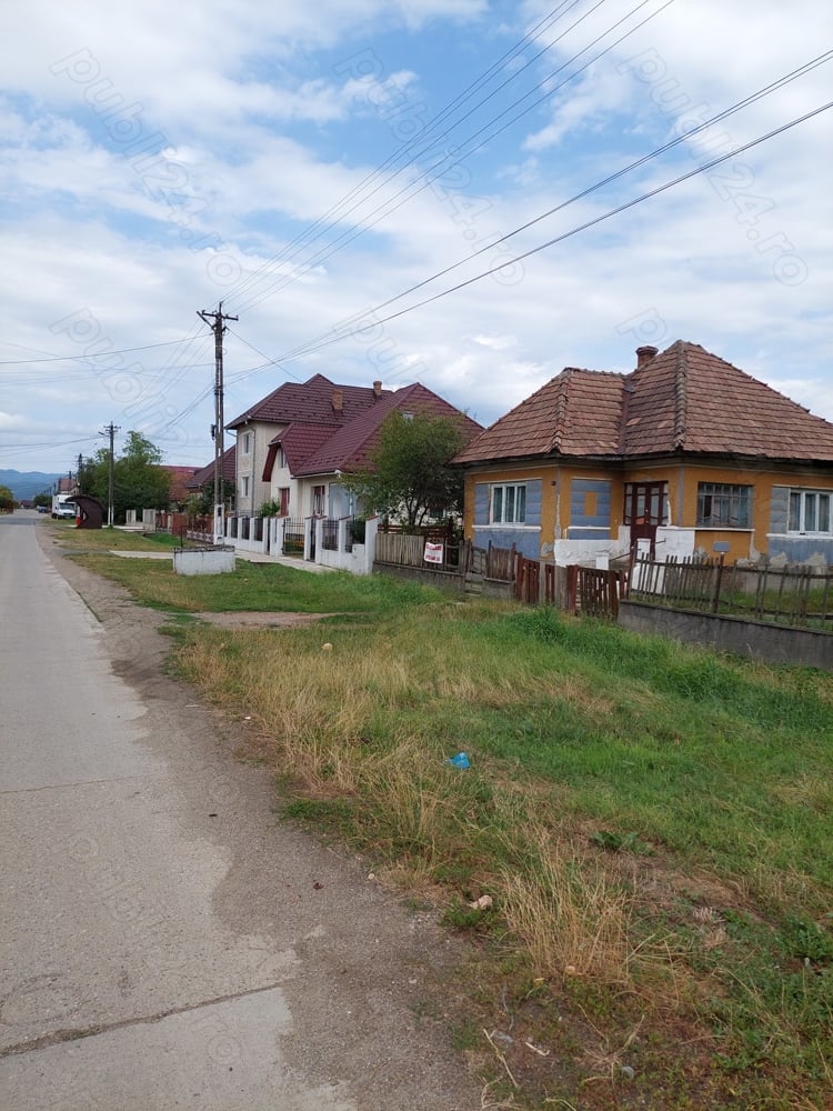 Vand casa in stare nelocuibila momentan, cu teren aferent, in centrul satului Mocira, Maramures