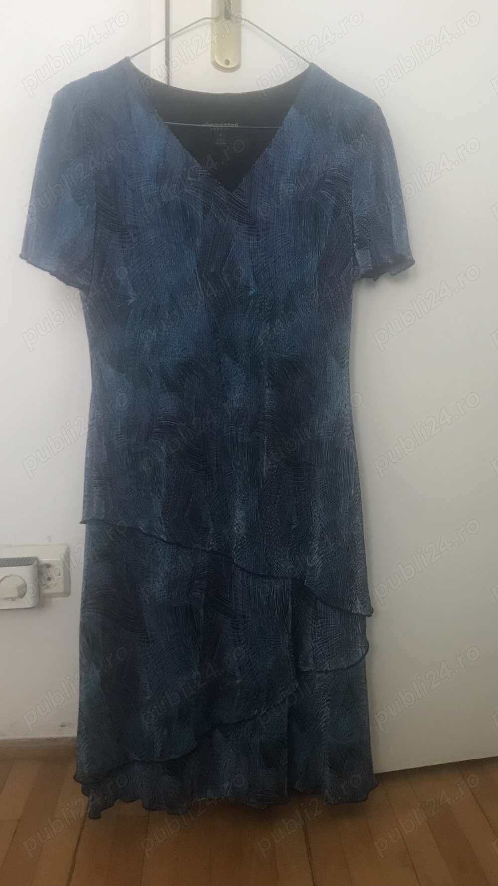 Vând rochie albastră cu volane Connected Apparel