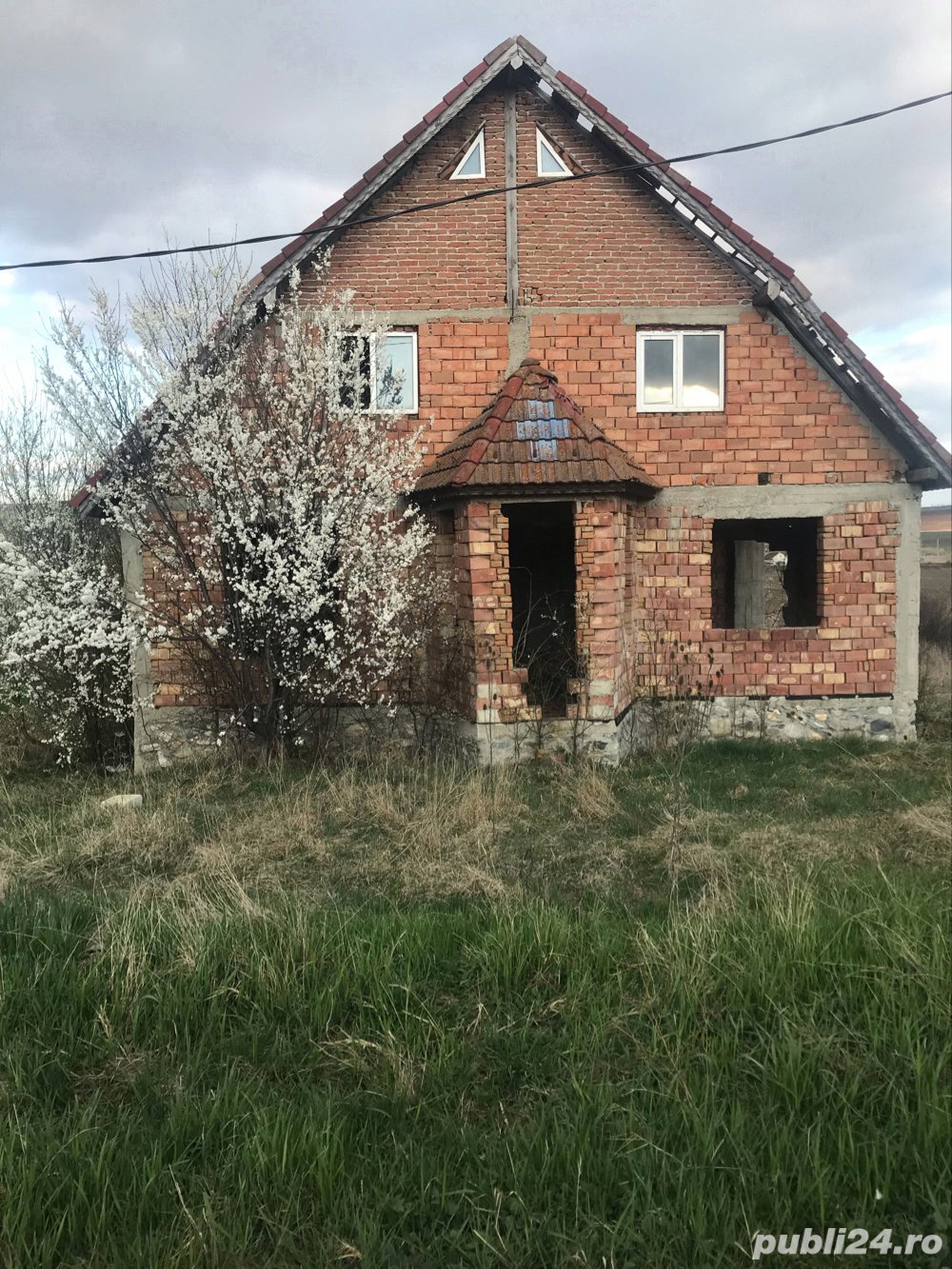 Teren de vânzare (Casa este inclusă) 