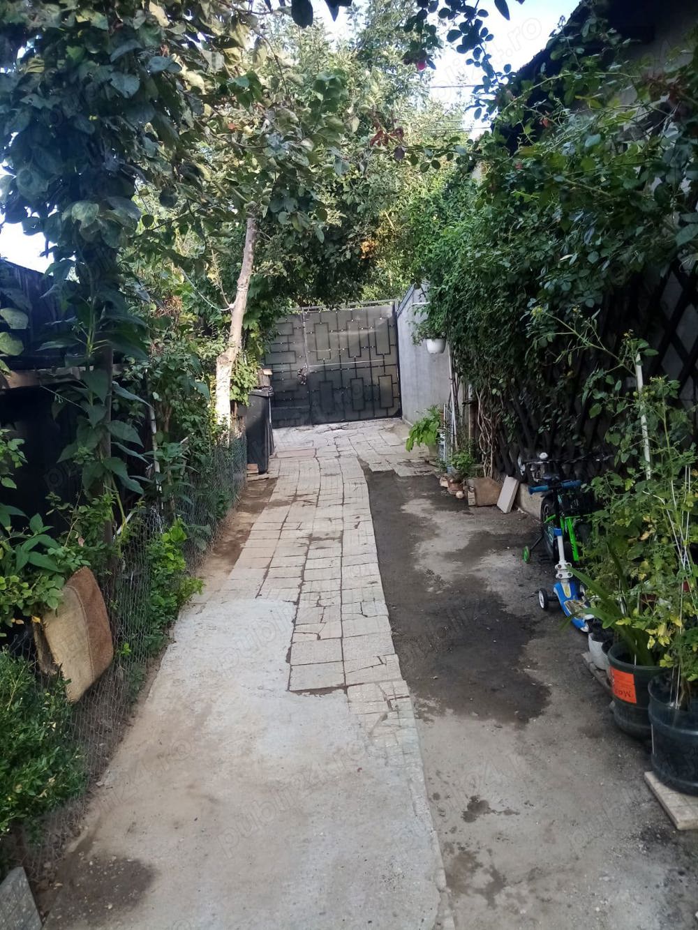 Proprietar vând casa curte zona cartierul 23 August