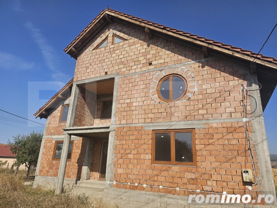 Casa individuala la rosu, 6 camere, teren 1200 mp, Vintu de Jos