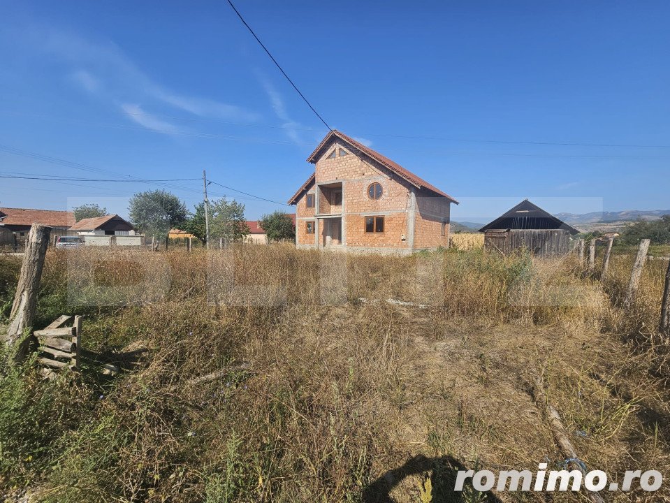 Casa individuala la rosu, 6 camere, teren 4900 mp, Vintu de Jos