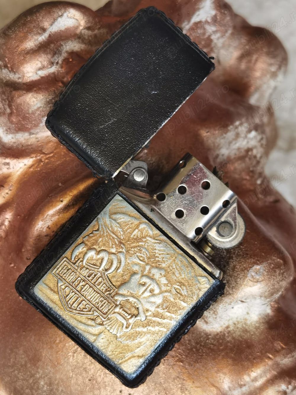 Bricheta anti-vant ZIPPO Harley-Davidson husa piele neagra