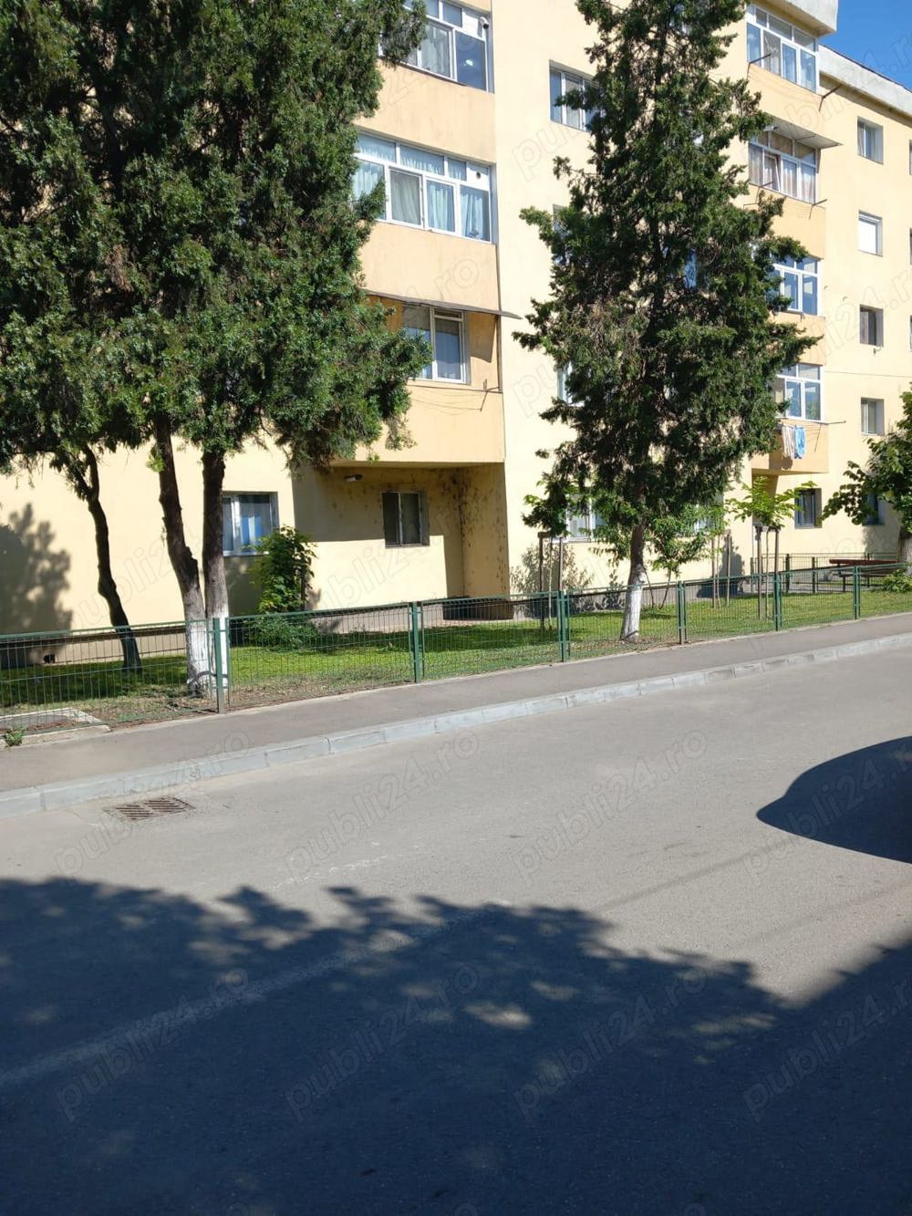 Apartament cu 3 camere de vânzare în Rovinari 