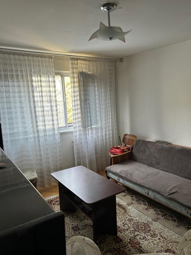 De vanzare apartament cu 3 camere, etaj 2, zona Calea Girocului