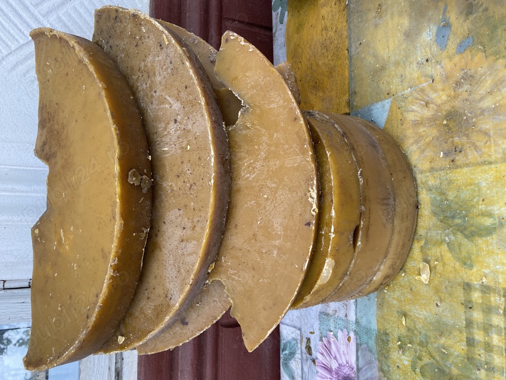 Vând miere de albine, ceara și bostina