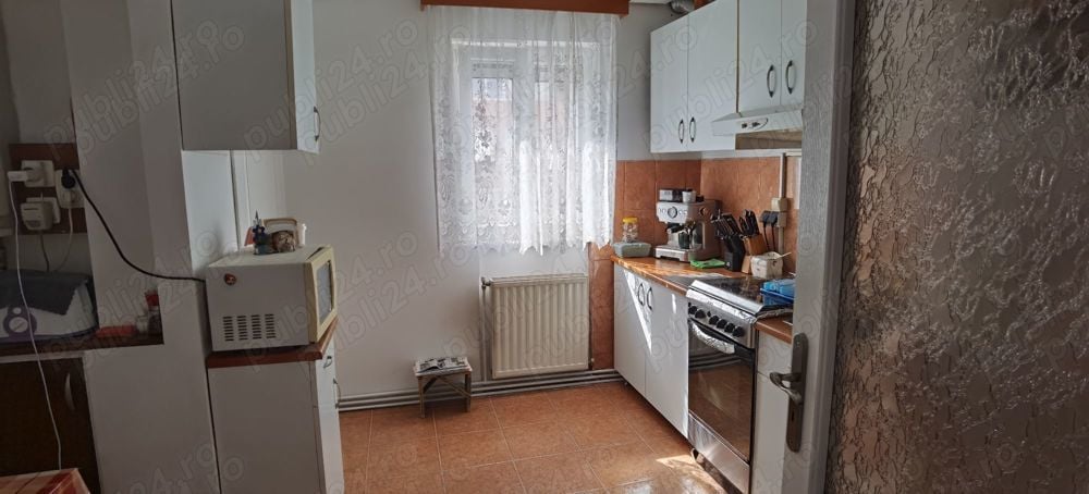 Apartament 3 camere decomandat etaj 3 zona Dambovita