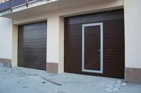 usa de garaj cu cale de acces