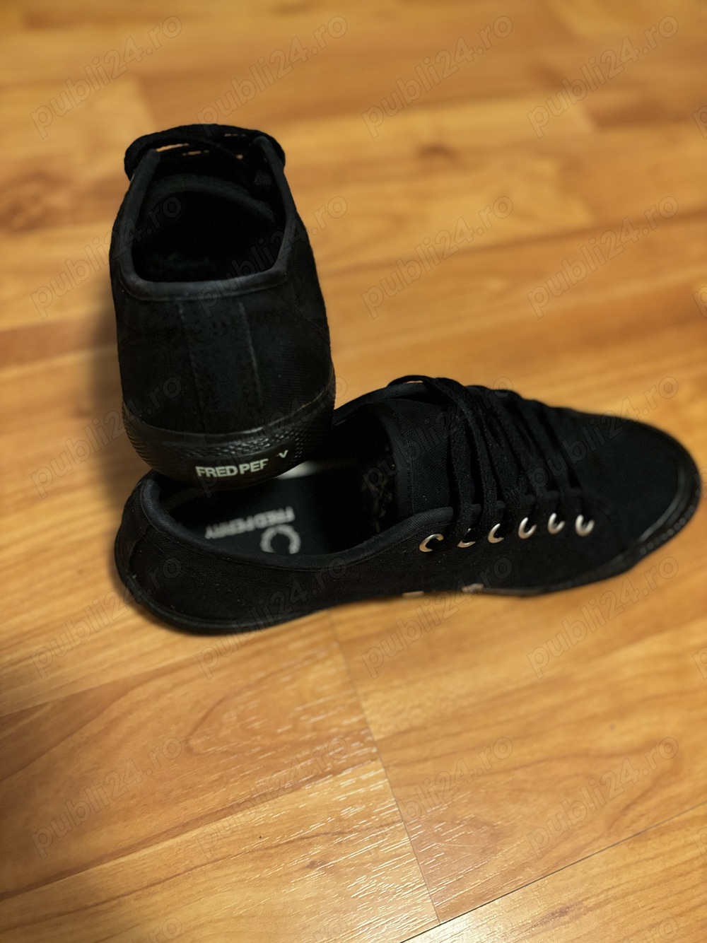 Tenesi Fred Perry negri in conditie buna marimea 40