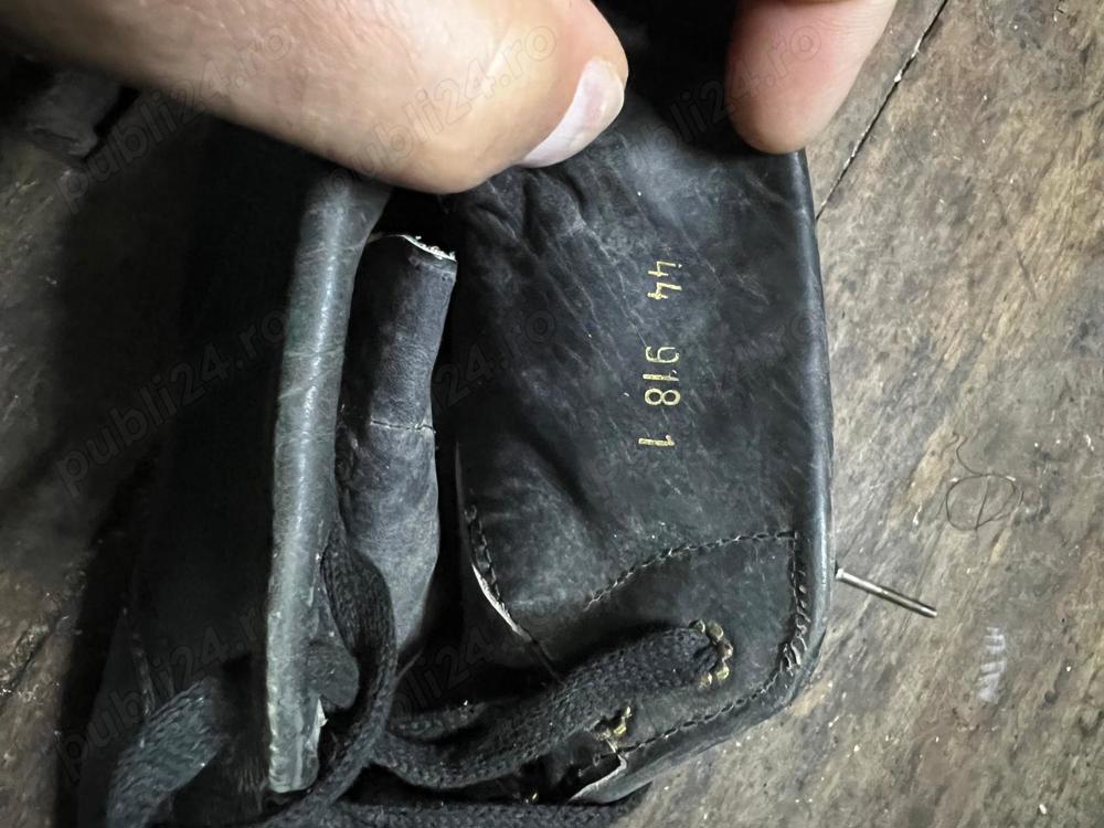 Vand bocanci lucru noi perioada comunista cu bombeu metalic din piele naturala marime 44.