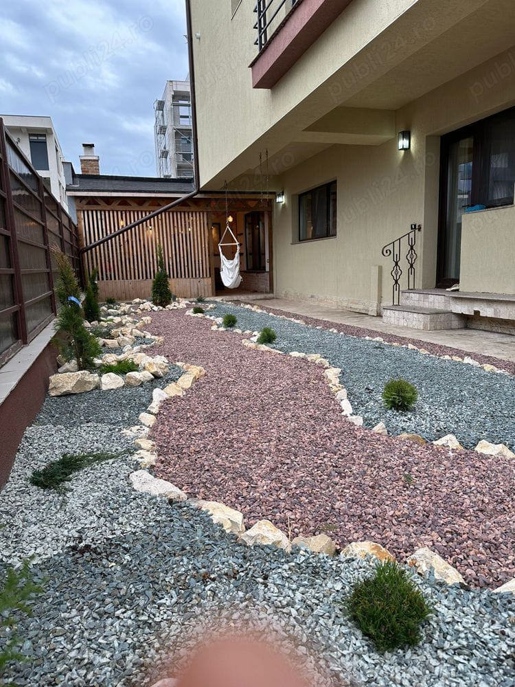 Apartament 3 camere, curte interiora, foișor, mobilat. 