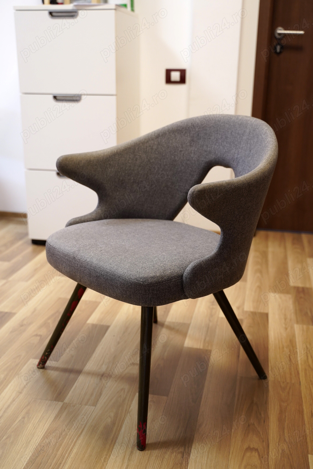 Scaune tapitate cu stofa gri