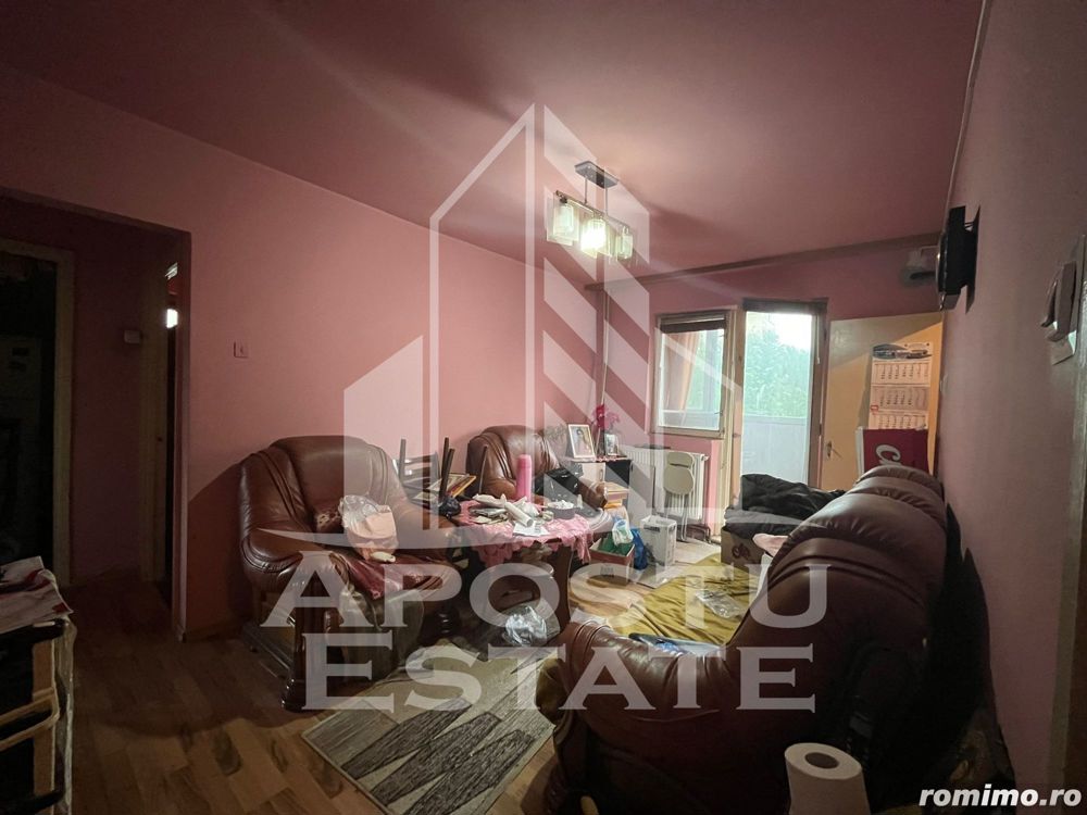 Apartament cu 3 camere, centrala proprie, etajul 1, zona Sagului