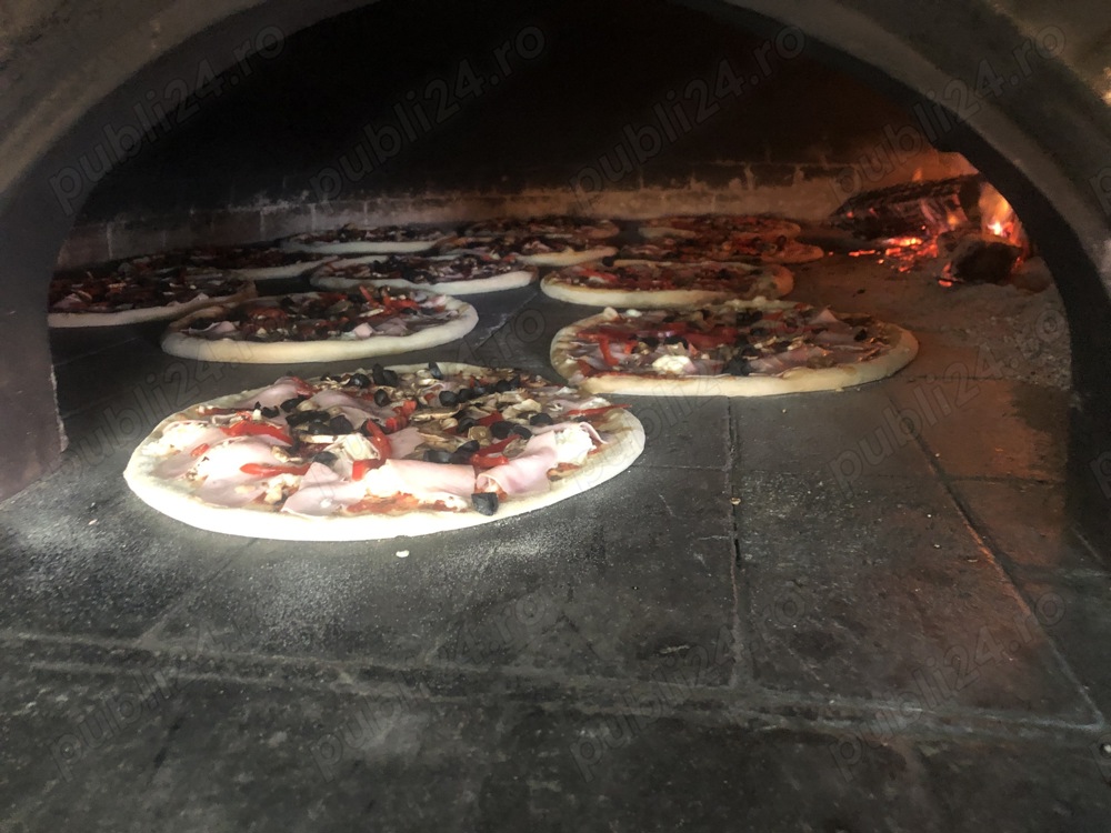 Caut sa îmi ofer serviciile ca și pizzar 