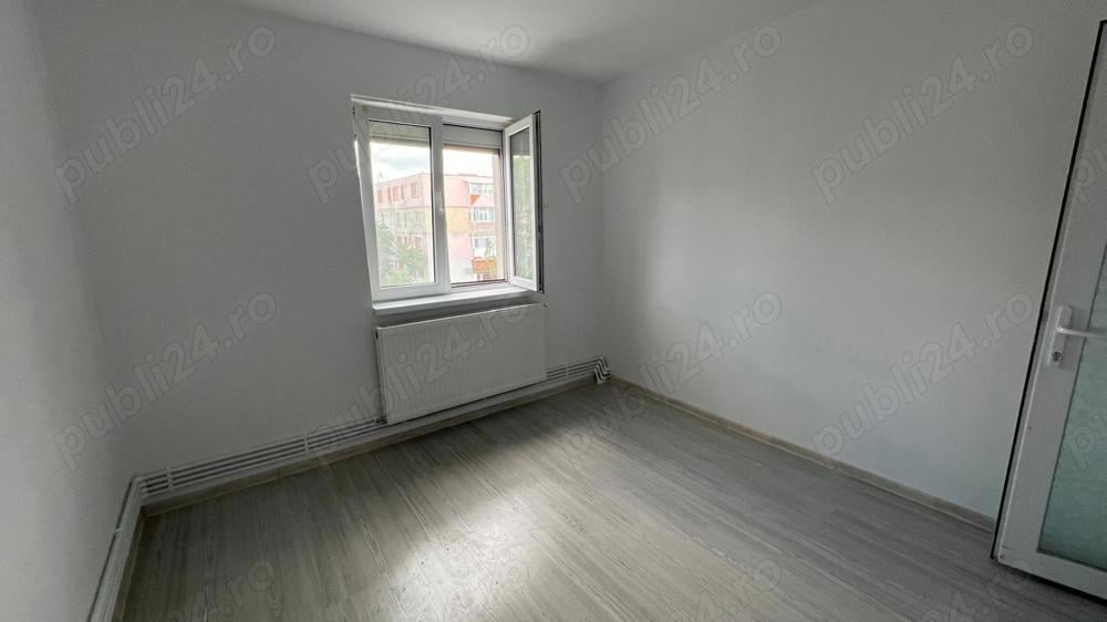 Vand apartament 3 camere Rm Sarat