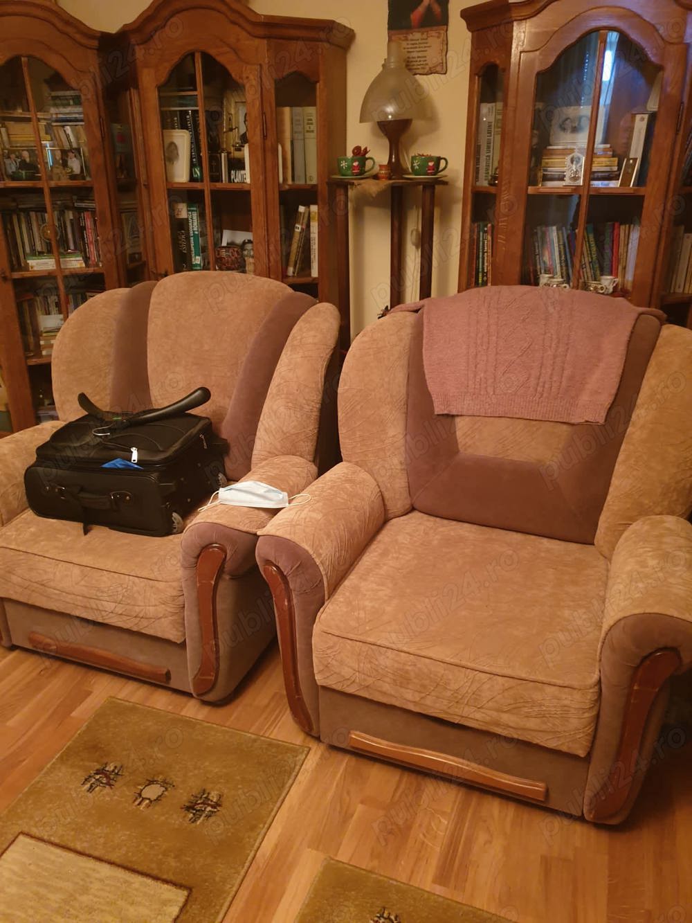 Vand canapea cu 2 fotolii extensibile, pat rotund si biblioteca cu sifonier.