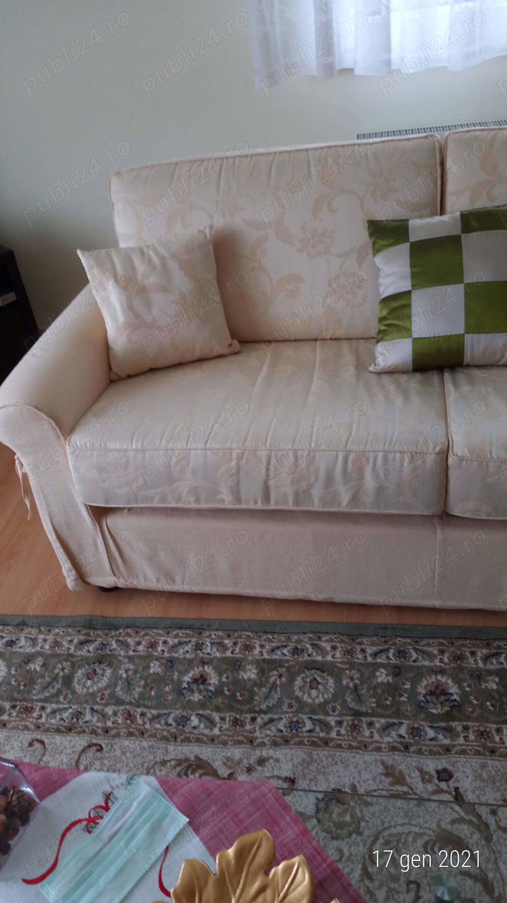 Canapea 3 locuri.