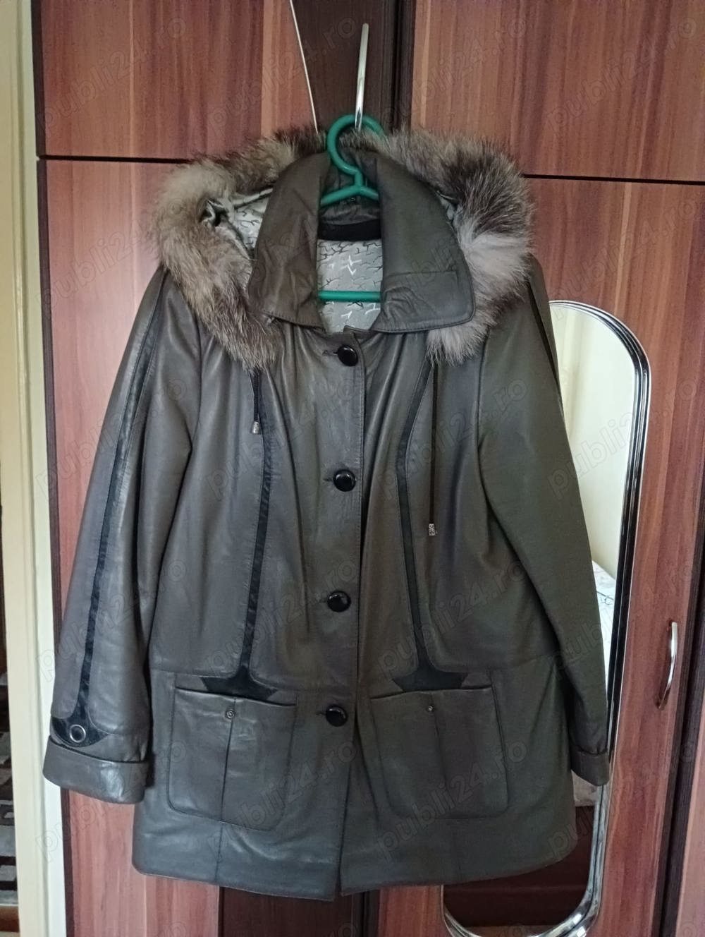 Vând 2 haine piele noi,