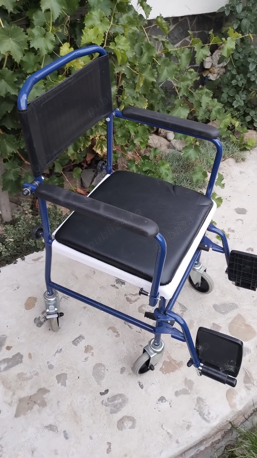 Toaletă portabilă cu roti