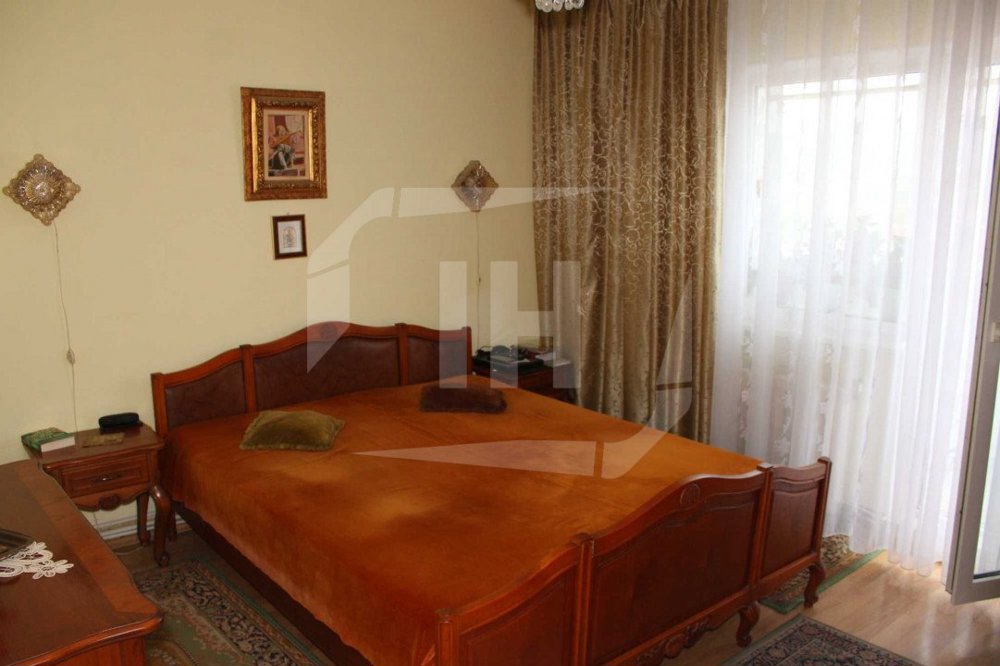 Apartament cu 4 camere, decomandat, zona strazii Bucuresti