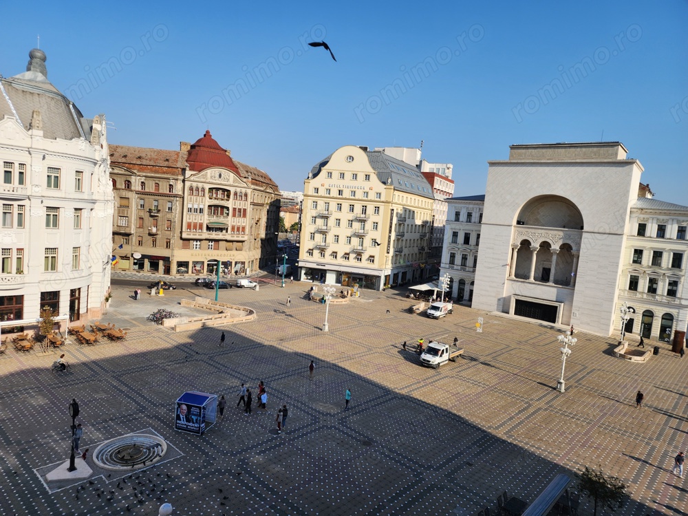 Vand apartament cu 4 camere în centru