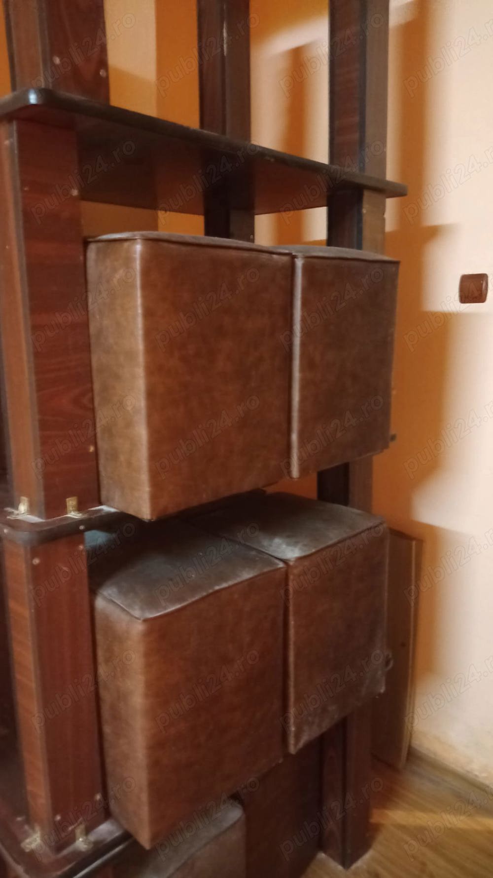 Vand mobilier pentru amenajare bar