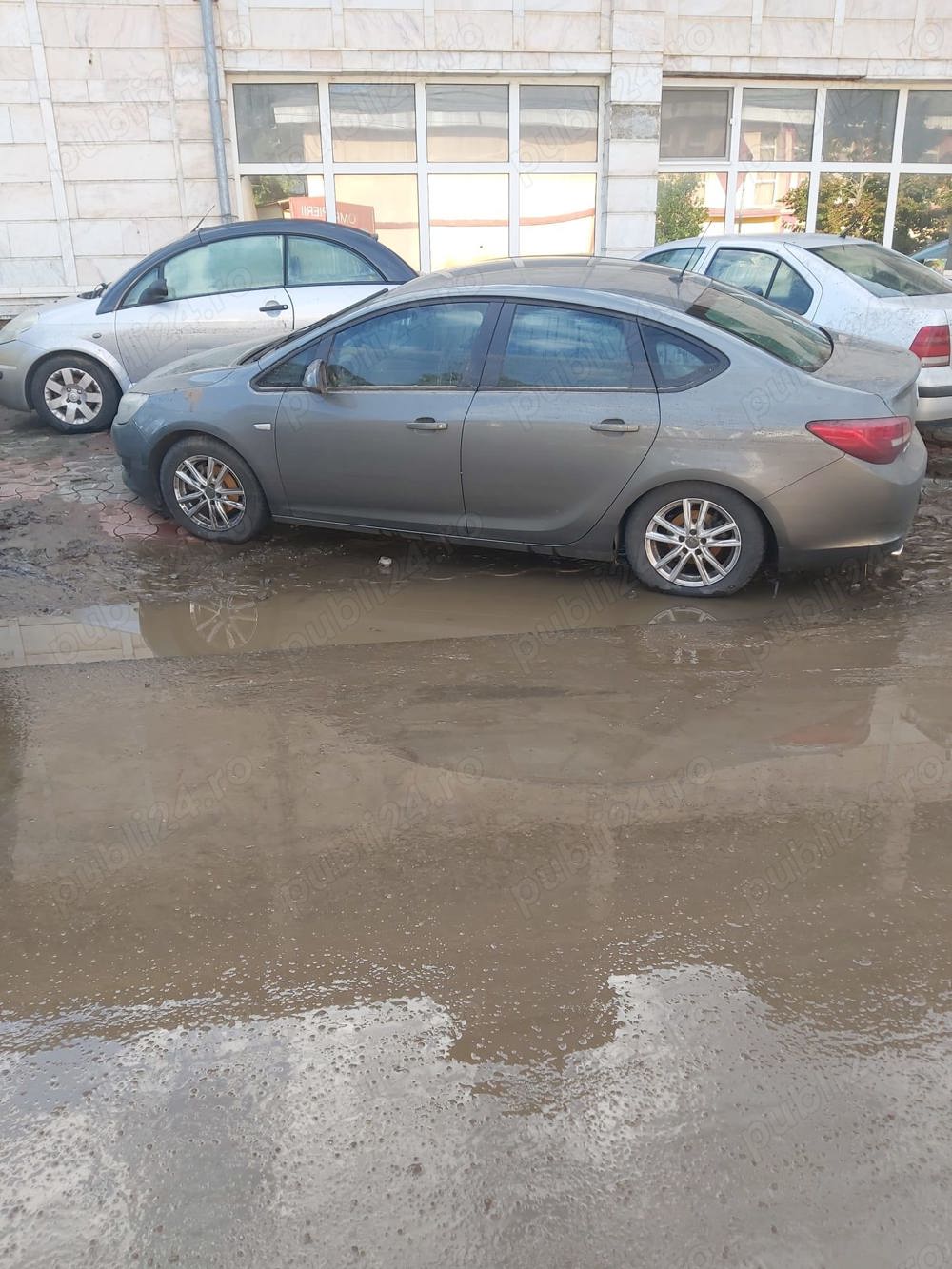 Vând mașină Opel Asta J,unic proprietar ,inundata.,detalii în privat.