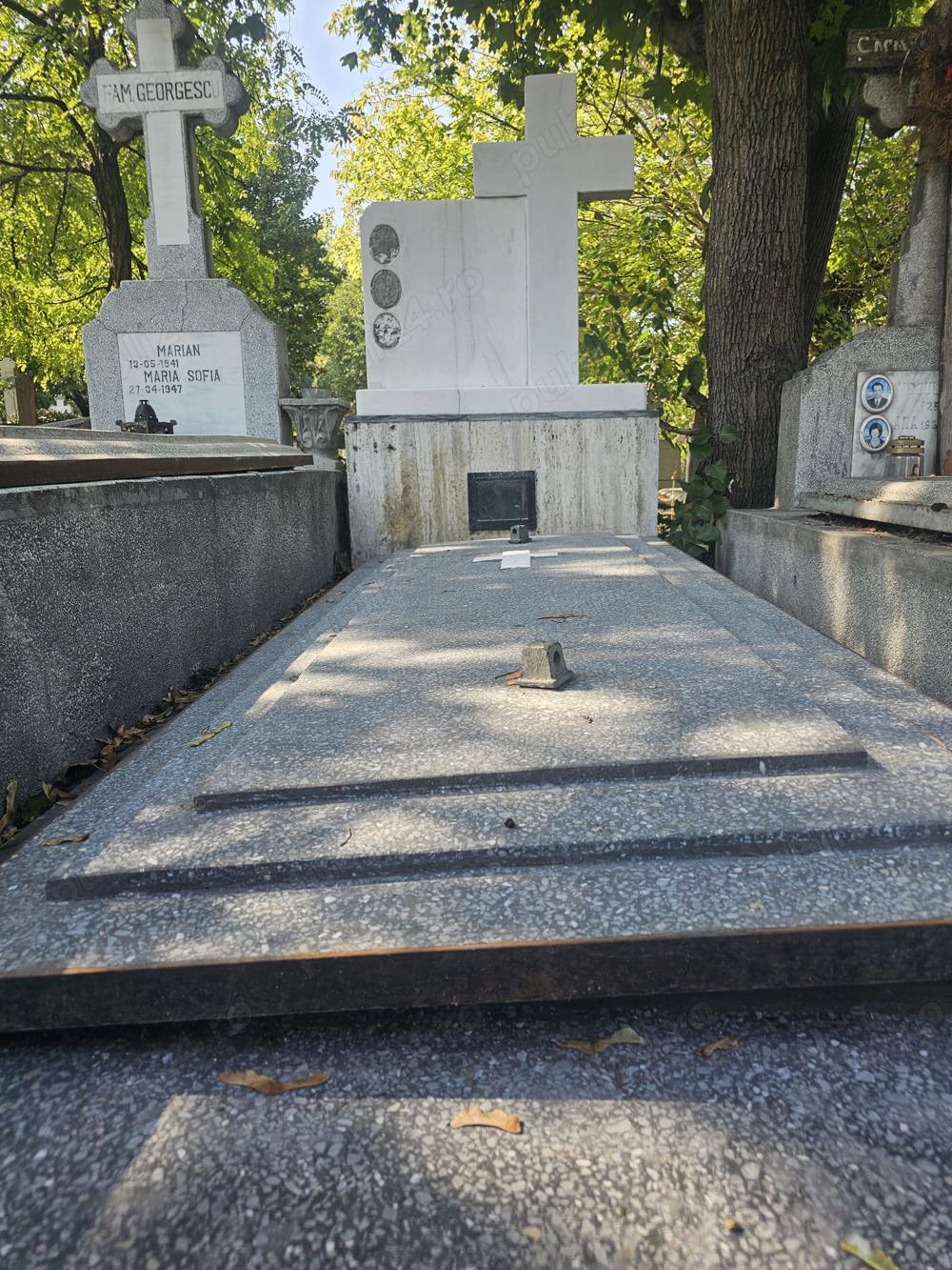 Vand loc de veci in cimitirul Sfanta Vineri, suprafata de 3 mp, loc liber cu cruce. 