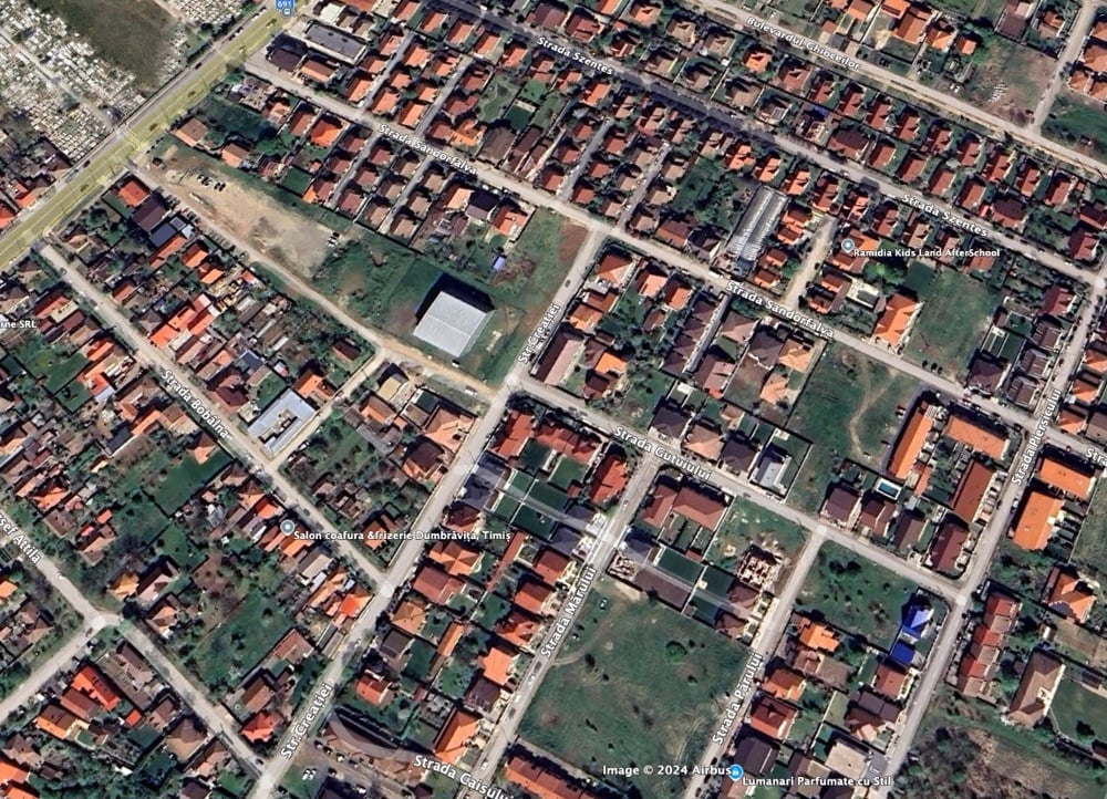 De vanzare  teren 673 mp, zona intravilan vechi, cu casa demolabile,  pe colt,  Dumbravita