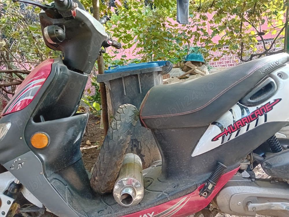 Vând motoscuter pe benzină 