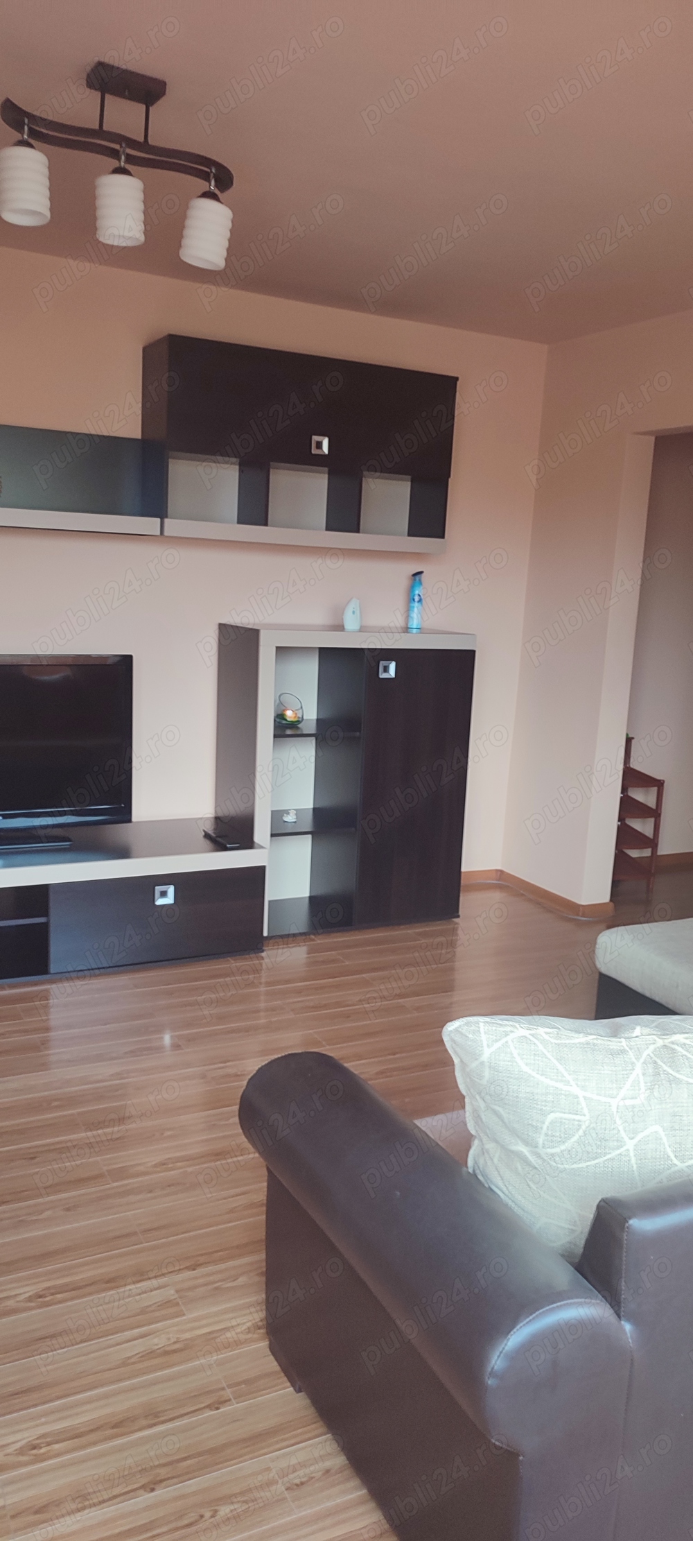 Închiriez apartament cu trei camere 