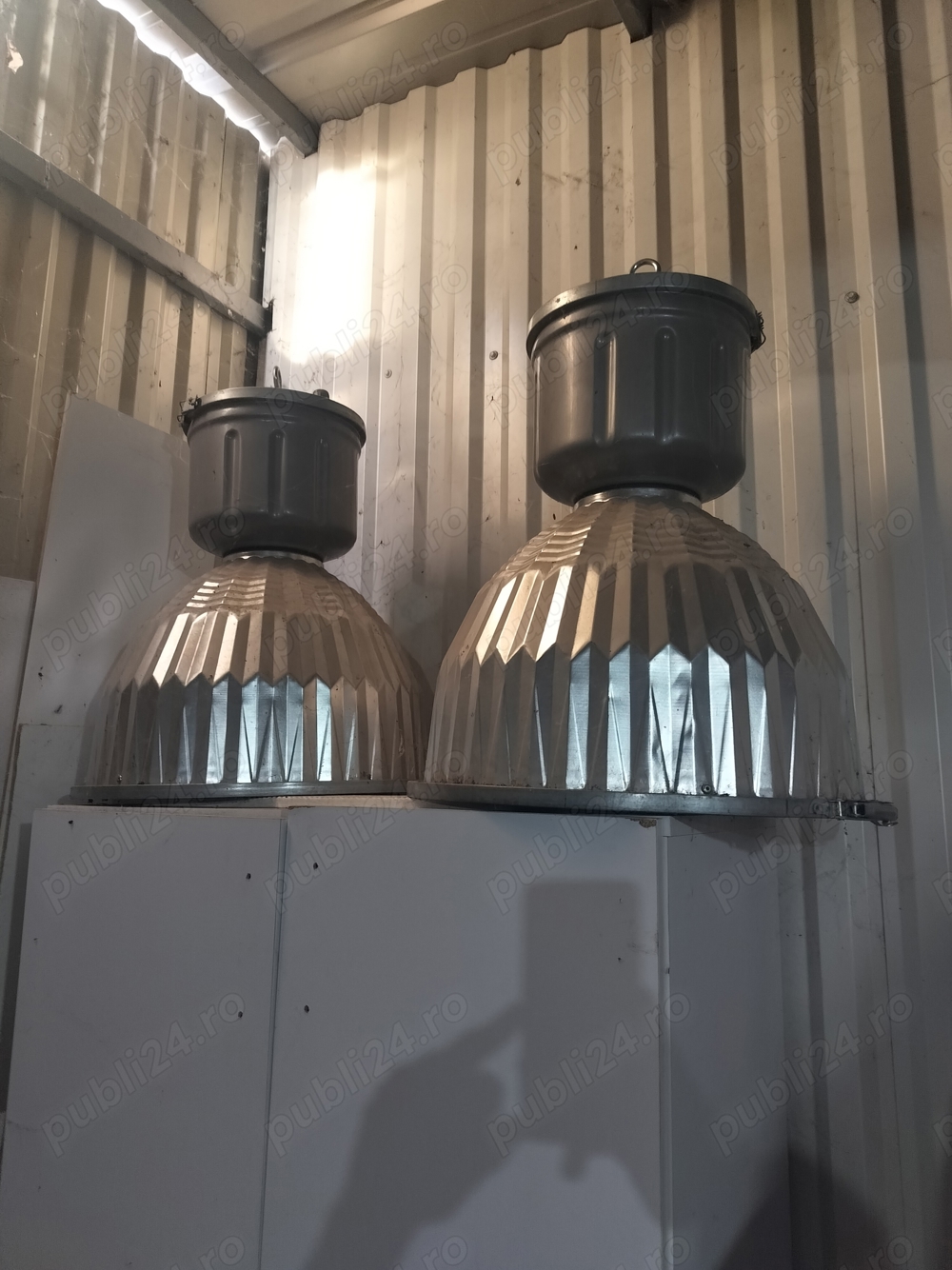 Lampa suspendata pentru hala cu bec inclus