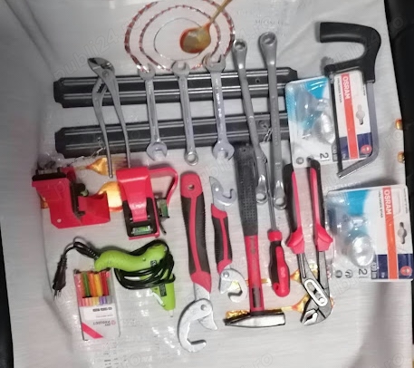 Vand diverse scule utile pentru diferite cazuri
