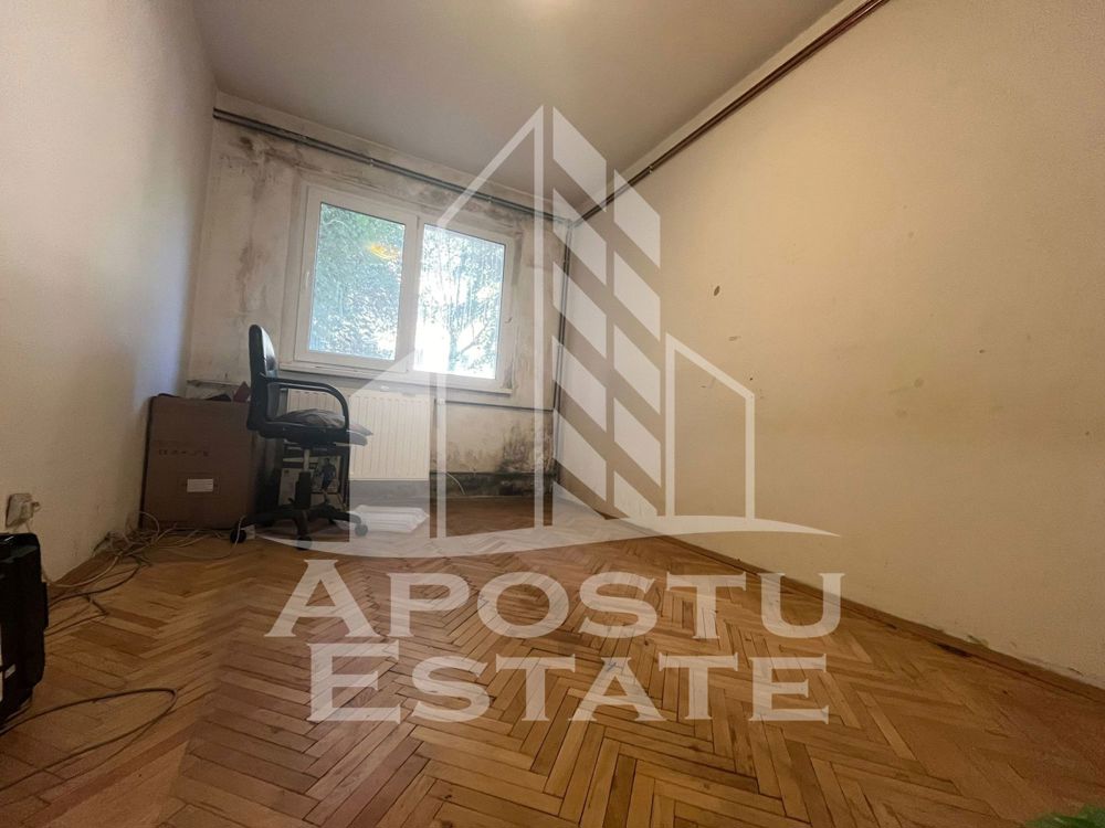 Apartament cu 3 camere, semidecomandat, centrala proprie