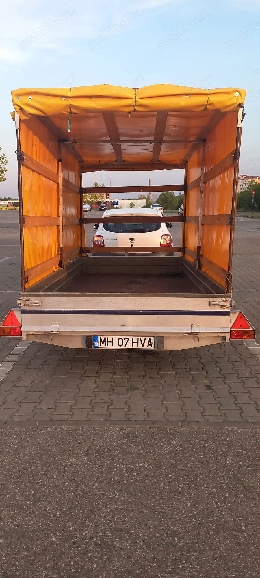 Remorcă de volum 3,55mL 1,70ml 2,30mH 1300kg cu sistem de frânare recent înscrisă ,fără rugină