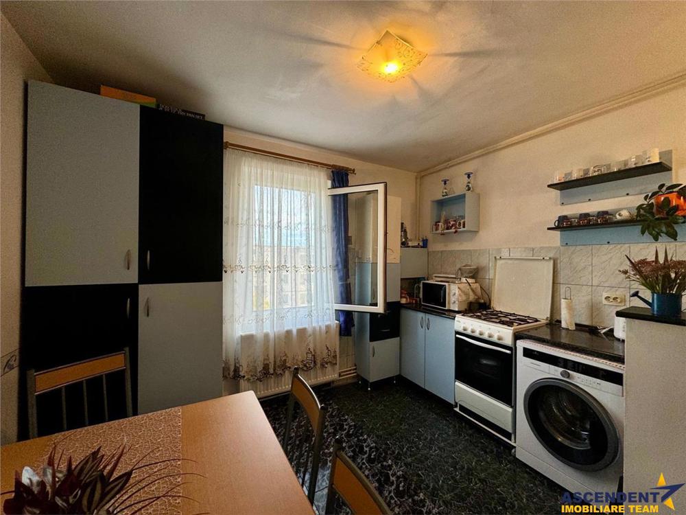 FILM  TurLIVE!Decomandat, 2 bai, balcon, pivnita, Ungheni, Mures