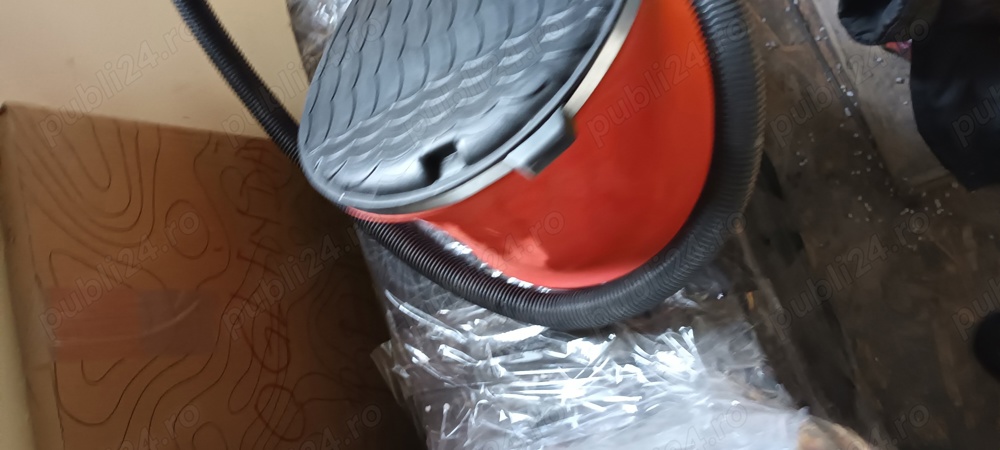 Pompa manuala de picior , de umflat barci , auto etc . complecta noua.