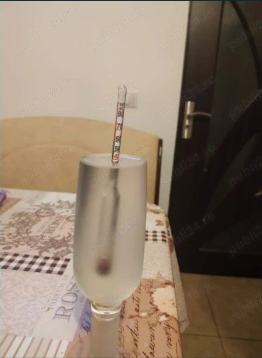 Tuica de prune ținută în butoi de dud