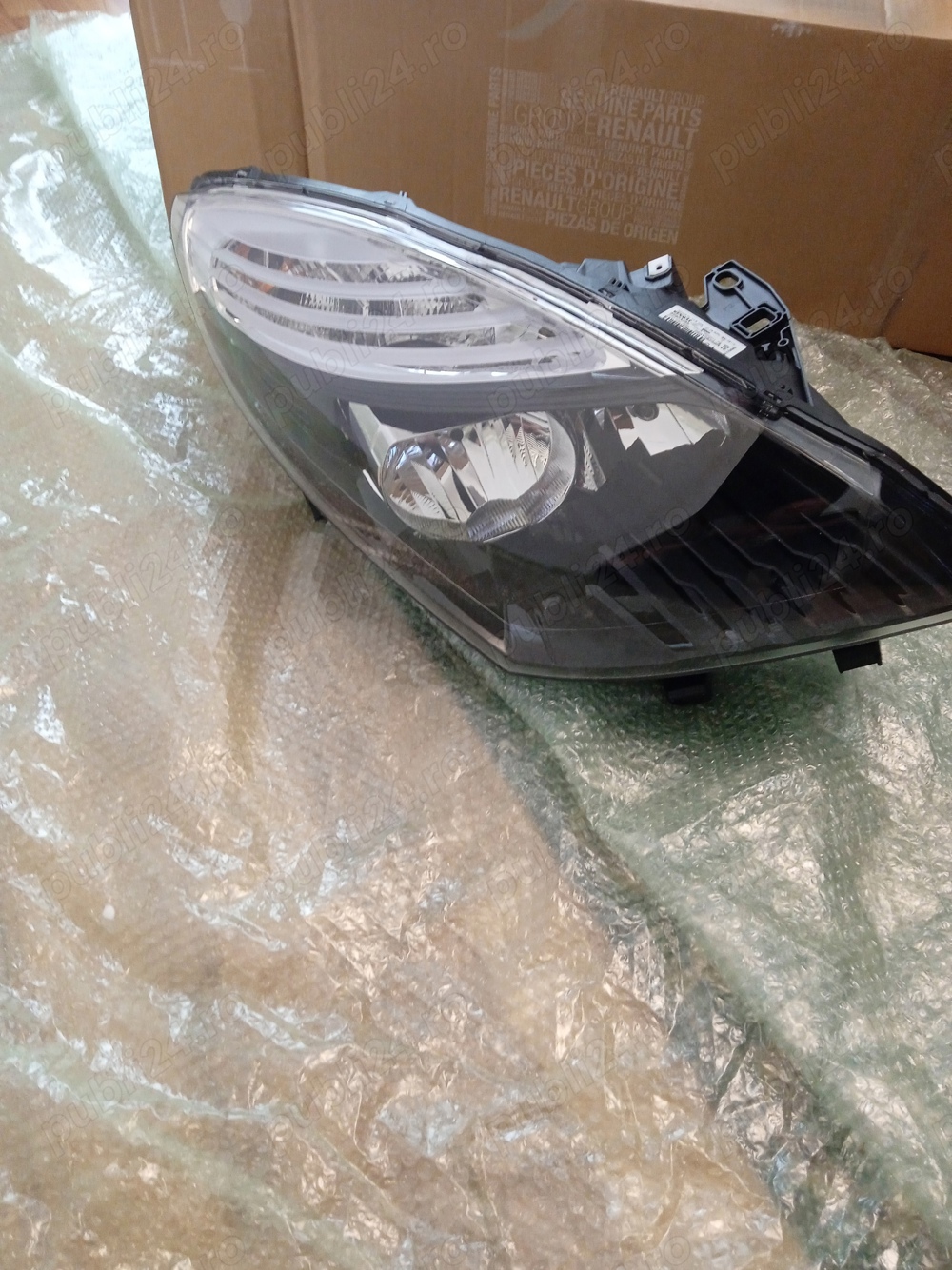 Vand far dreapta nou   Renault Scenic 3 model din 2011