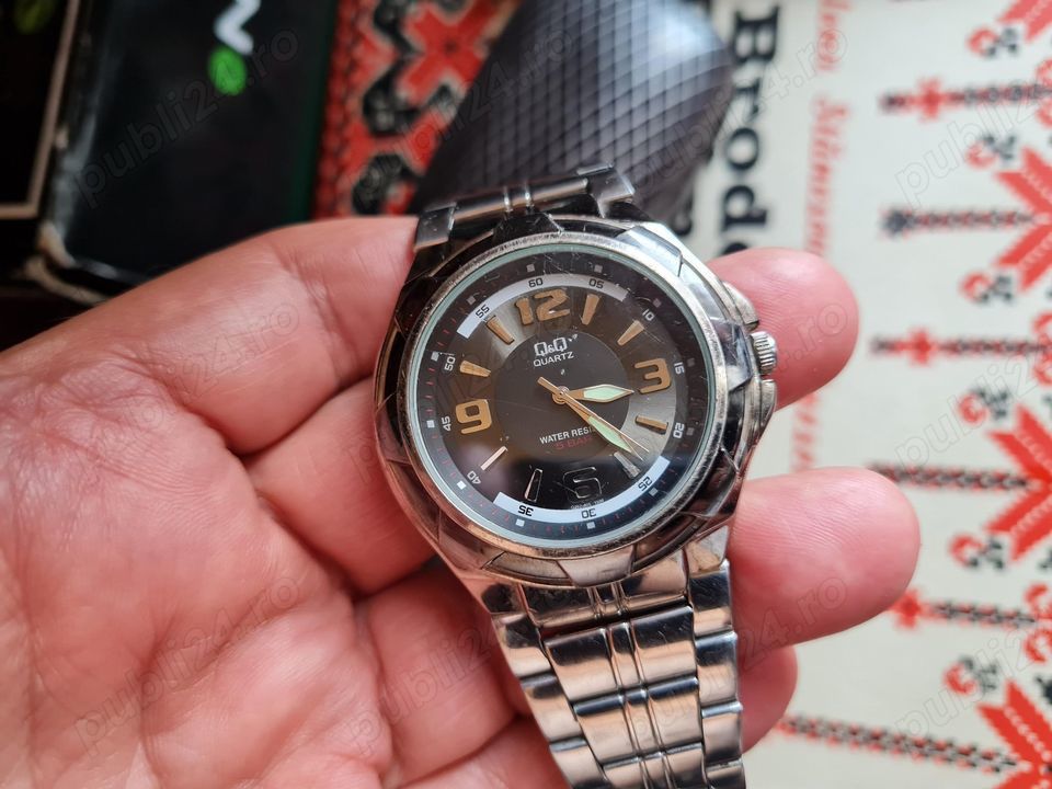 Q&Q, ceas bărbătesc cu bratara metalica, argintiu, păstrat bine, funcțional