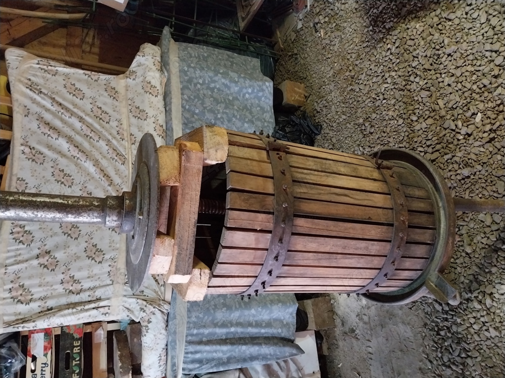 Vind teasc și zdrobitor de struguri. 