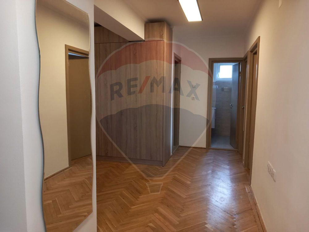 Apartament modern cu 3 camere și parcare de închiriat Ultracentral