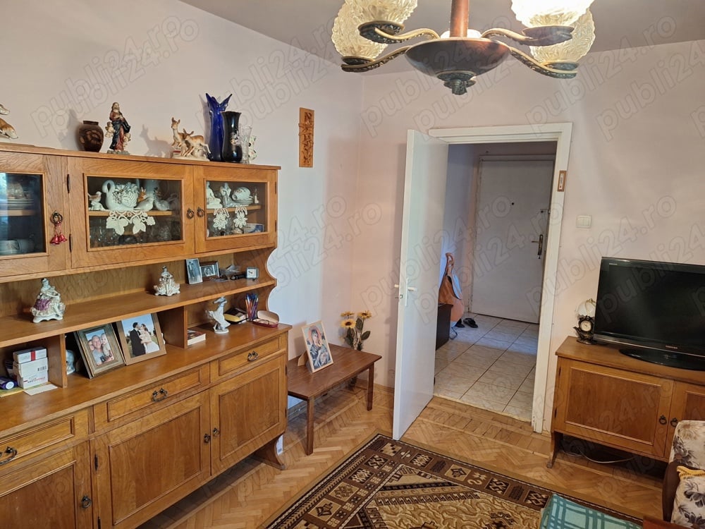  Apartament cu 3 camere în zona Dacia la parter foarte inalt  cu balcon