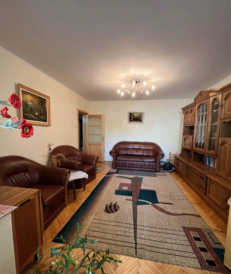 De vânzare apartament cu 3 camere, etaj 1 